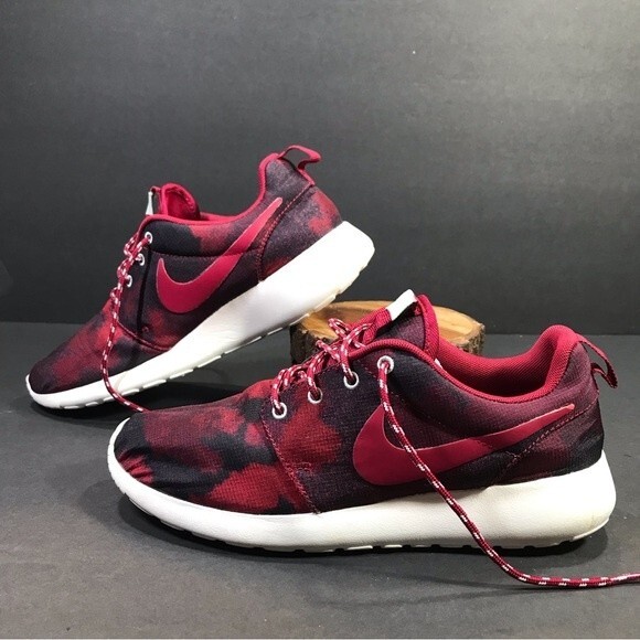 Nike Roshe Run Women’s Sneakers Fusion Red Black Camouflage Size - 7.5 - Picture 1 of 9